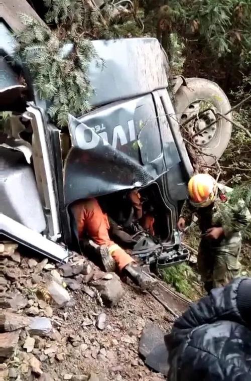 车子在冰雪路上掉下山崖成了报废年怎么赔偿货车司机滚下山崖视频狂飙第八集剧情 花冠